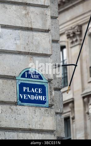 Tradizionale cartello parigino che indica Place Vendome nel 1° arrondissement Foto Stock
