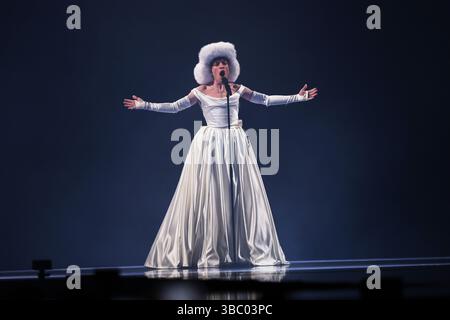 Basilea, Svizzera. 17 maggio 2025. Il vincitore dello scorso anno, Nemo, si erge sul palco della St. Jakobshalle all'apertura della finale del 69° Eurovision Song Contest (ESC 2025). Crediti: Jens Büttner/dpa/Alamy Live News Foto Stock