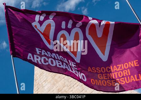 Roma, Italia. 17 maggio 2025. Una bandiera dell'associazione famiglie Arcobaleno viene vista durante la manifestazione per i diritti LGBTQIA nella giornata Internazionale contro l'omolesbobitranspfobia, a Roma. Credito: SOPA Images Limited/Alamy Live News Foto Stock