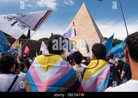 Roma, Italia. 17 maggio 2025. Visione generale della manifestazione per i diritti LGBTQIA in occasione della giornata internazionale contro l'omolesbobitransphobia, a Roma, Italia. Credito: SOPA Images Limited/Alamy Live News Foto Stock