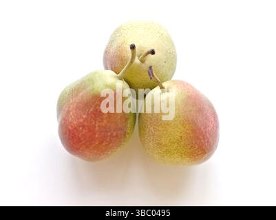 Tre mele sono sedute su uno sfondo bianco. Le mele sono di colore verde e rosso. Le mele sono disposte in forma triangolare Foto Stock