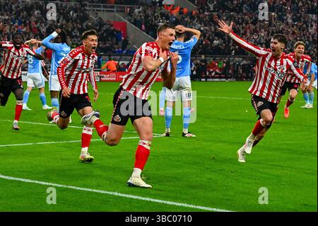 Dan Ballard festeggia dopo aver segnato il gol che manda il Sunderland AFC a Wembley per la finale Play Off del campionato Sky Bet. Foto Stock