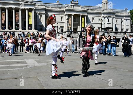 Londra, Regno Unito. 17 maggio 2025. Le Belles di London City, Morris Dancers. Westminster Morris Day of Dance 2025, Trafalgar Square, Westminster. Gruppi di Morris Dancers si sono esibiti in un certo numero di luoghi nel Borough di Westminster. Crediti: michael melia/Alamy Live News crediti: michael melia/Alamy Live News crediti: michael melia/Alamy Live News Foto Stock
