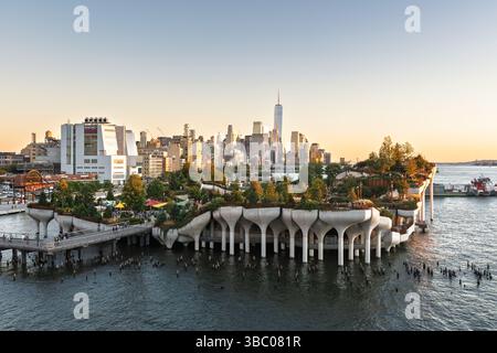 New York City, New York, Stati Uniti, 24 settembre 2022 - i visitatori apprezzano il parco sul lungomare costruito su palafitte, circondato da vegetazione lussureggiante e viste mozzafiato Foto Stock