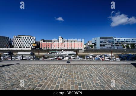Colonia, Germania 16 maggio 2025: Vista sul Rheinauhafen fino alla Kunsthaus Rhenania con la storica nave del consiglio MS Stadt Köln ancorata di fronte alla i. Foto Stock