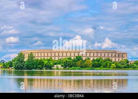 Sala Congressi edificio Kongresshalle Centro di documentazione terreni di raduno del partito nazista e acqua del grande lago Dutzendteich, Dokumentationszentrum a Norimba Foto Stock