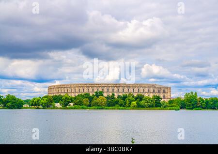 Sala congressi Kongresshalle Centro di documentazione del partito nazista Rally Grounds, acqua del grande lago Dutzendteich, Dokumentationszentrum nella città di Norimberga, Mid Foto Stock