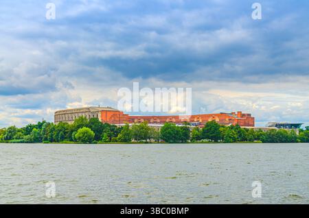 Sala Congressi edificio Kongresshalle Centro di documentazione terreni di raduno del partito nazista e acqua del grande lago Dutzendteich, Dokumentationszentrum a Norimba Foto Stock