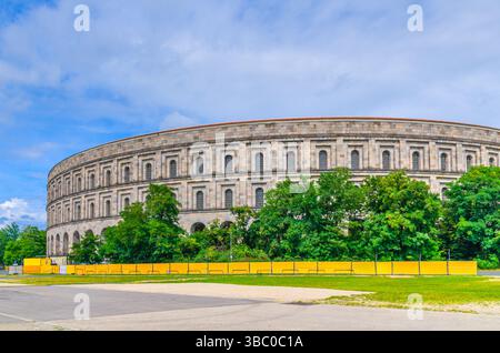Sala congressi Kongresshalle Centro di documentazione del Partito nazista Rally Grounds edificio del museo Reichsparteitagsgelände sulla piazza del festival popolare Volksfestpla Foto Stock