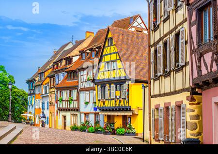Centro storico di Colmar, con case colorate, edifici medievali in legno a metà strada su Quai de la Poissonner, nel quartiere dei pescatori Foto Stock