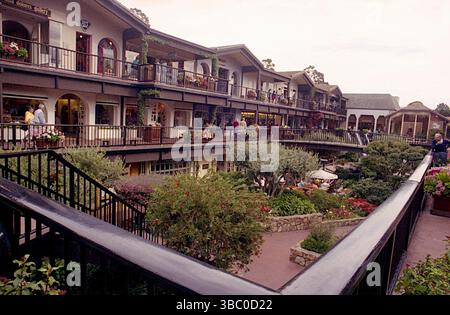 Carmel-by-the-Sea, CA, USA, circa 1992. Vista del centro commerciale Carmel Plaza. Foto Stock