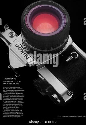 1980 pubblicità della fotocamera Nikon FE che mostra la precisione e la versatilità di questa reflex compatta da 35 mm. Commercializzato come uno dei preferiti dai professionisti, Nikon FE offre comandi automatici e manuali, immagini nitidissime e compatibilità con obiettivi e accessori Nikon. Un classico mix di affidabilità e libertà creativa. Foto Stock