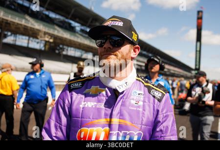 Indianapolis, Stati Uniti. 17 maggio 2025. INDIANAPOLIS, INDIANA - 17 maggio: Conor Daly cammina fino alla sua auto durante le qualifiche per la NTT IndyCar Series 109° corsa della Indianapolis 500 all'Indianapolis Motor Speedway il 17 maggio 2025 a Indianapolis, Indiana. ( Crediti: Jeremy Hogan/Alamy Live News Foto Stock