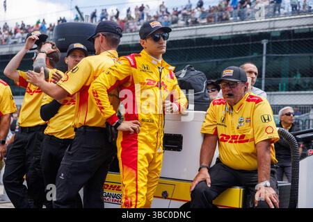 Indianapolis, Stati Uniti. 17 maggio 2025. INDIANAPOLIS, INDIANA - 17 maggio: Alex Palou, Chip Ganassi Racing Honda (10) durante le qualifiche per la NTT IndyCar Series 109esima corsa della 500 miglia di Indianapolis al Motor Speedway di Indianapolis il 17 maggio 2025 a Indianapolis, Indiana. ( Crediti: Jeremy Hogan/Alamy Live News Foto Stock