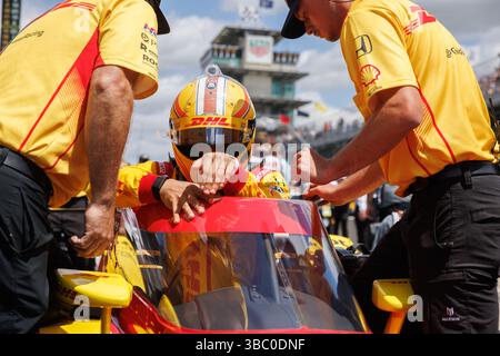 Indianapolis, Stati Uniti. 17 maggio 2025. INDIANAPOLIS, INDIANA - 17 maggio: Alex Palou, Chip Ganassi Racing Honda (10) durante le qualifiche per la NTT IndyCar Series 109esima corsa della 500 miglia di Indianapolis al Motor Speedway di Indianapolis il 17 maggio 2025 a Indianapolis, Indiana. ( Crediti: Jeremy Hogan/Alamy Live News Foto Stock