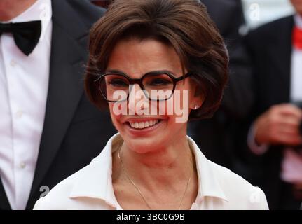 Cannes, Francia, 17 maggio 2025. Rachida dati, Ministro della Cultura in Francia, arriva sul tappeto rosso per la proiezione di gala del film New Wave (Nouvelle Vague) al 78° Festival di Cannes, Francia. Crediti: Doreen Kennedy/Alamy Live News. Foto Stock