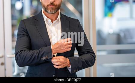 Business di successo. Successo dell'imprenditore. Office Manager durante le pause di lavoro. Uomo d'affari di successo in carica. Un uomo d'affari professionista indossa un abito Foto Stock