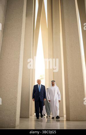 Abu Dhabi, Emirati Arabi Uniti. 16 maggio 2025. Il presidente degli Stati Uniti Donald Trump, a sinistra, visita l'Abrahamic Family House, un complesso interreligioso, 16 maggio 2025, ad Abu Dhabi, Emirati Arabi Uniti. Credito: Daniel Torok/White House Photo/Alamy Live News Foto Stock