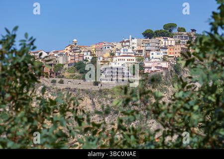 Splendida vista sulla città collinare di Castelmola, un tipico villaggio siciliano arroccato su una montagna, vista da Taormina in Sicilia, Italia Foto Stock