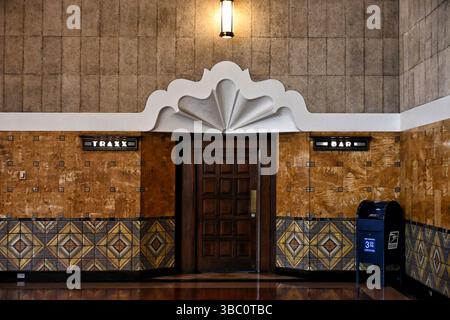 LOS ANGELES, CALIFORNIA - 9 MAGGIO 2025: Il TRAXX Bar è una struttura a conduzione familiare che serve viaggiatori nella Union Station da oltre 25 anni. Foto Stock