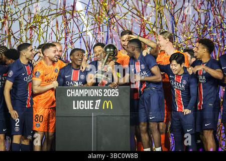 Parigi, Francia, Francia. 17 maggio 2025. I giocatori del Paris Saint-Germain celebrano il primo posto nel campionato francese di Ligue 1 2024-25 con il trofeo durante la partita di Ligue 1 tra il Paris Saint-Germain (PSG) e AJ Auxerre allo stadio Parc des Princes il 17 maggio 2025 a Parigi, Francia. (Credit Image: © Matthieu Mirville/ZUMA Press Wire) SOLO PER USO EDITORIALE! Non per USO commerciale! Foto Stock
