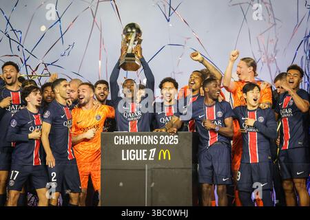 Parigi, Francia, Francia. 17 maggio 2025. I giocatori del Paris Saint-Germain celebrano il primo posto nel campionato francese di Ligue 1 2024-25 con il trofeo durante la partita di Ligue 1 tra il Paris Saint-Germain (PSG) e AJ Auxerre allo stadio Parc des Princes il 17 maggio 2025 a Parigi, Francia. (Credit Image: © Matthieu Mirville/ZUMA Press Wire) SOLO PER USO EDITORIALE! Non per USO commerciale! Foto Stock