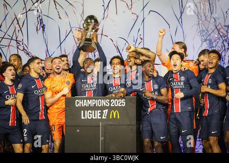 Parigi, Francia, Francia. 17 maggio 2025. I giocatori del Paris Saint-Germain celebrano il primo posto nel campionato francese di Ligue 1 2024-25 con il trofeo durante la partita di Ligue 1 tra il Paris Saint-Germain (PSG) e AJ Auxerre allo stadio Parc des Princes il 17 maggio 2025 a Parigi, Francia. (Credit Image: © Matthieu Mirville/ZUMA Press Wire) SOLO PER USO EDITORIALE! Non per USO commerciale! Foto Stock