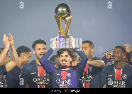 Parigi, Francia, Francia. 17 maggio 2025. Vitor MACHADO FERREIRA (Vitinha) del PSG con i giocatori del Paris Saint-Germain celebrano il primo posto nel campionato francese di Ligue 1 2024-25 con il trofeo durante la partita di Ligue 1 tra il Paris Saint-Germain (PSG) e AJ Auxerre allo stadio Parc des Princes il 17 maggio 2025 a Parigi, Francia. (Credit Image: © Matthieu Mirville/ZUMA Press Wire) SOLO PER USO EDITORIALE! Non per USO commerciale! Foto Stock