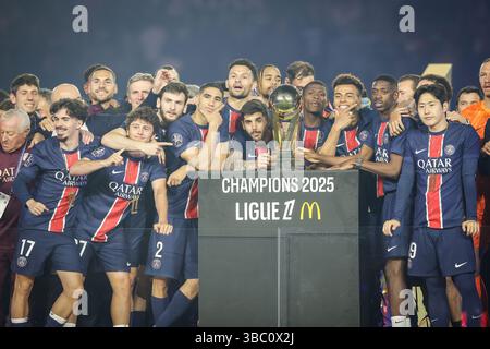 Parigi, Francia, Francia. 17 maggio 2025. I giocatori del Paris Saint-Germain celebrano il primo posto nel campionato francese di Ligue 1 2024-25 con il trofeo durante la partita di Ligue 1 tra il Paris Saint-Germain (PSG) e AJ Auxerre allo stadio Parc des Princes il 17 maggio 2025 a Parigi, Francia. (Credit Image: © Matthieu Mirville/ZUMA Press Wire) SOLO PER USO EDITORIALE! Non per USO commerciale! Foto Stock