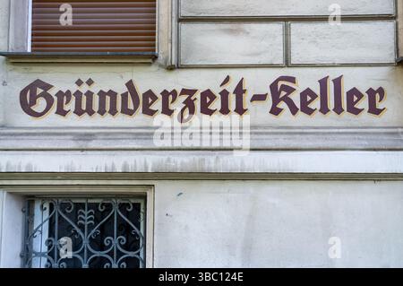 Insegna del negozio in stile vintage con la scritta "Gründerzeit-Keller" sulla facciata di un negozio di mobili antichi nel quartiere Schöneberg di Berlino. Foto Stock