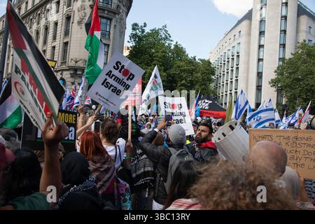 Londra, Inghilterra, Regno Unito. 17 maggio 2025. Mentre centinaia di migliaia di persone hanno marciato nel centro di Londra per celebrare il 77° anniversario della Nakba e per chiedere la libertà per la Palestina - un piccolo gruppo di contrmostranti ha chiesto la liberazione degli ostaggi israeliani e ha portato cartelli con la scritta "Hamas è terrorista” e "abbiamo liberato la Palestina nel 1948”. Crediti: Kiki Streitberger/Alamy Live News Foto Stock