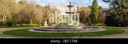 Panorama della fontana Fuente de Las Conchas, campo del Moro Royal Palace Gardens Public Park Landscape, Madrid Spagna Urban Skyline Foto Stock