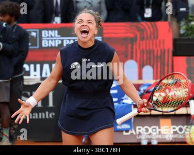 Roma, Italia. 17 maggio 2025. Jasmine Paolini festeggia dopo aver vinto la finale femminile tra Jasmine Paolini dell'Italia e Coco Gauff degli Stati Uniti al WTA Italian Open di Roma, 17 maggio 2025. Crediti: ELISA Lingria/Xinhua/Alamy Live News Foto Stock