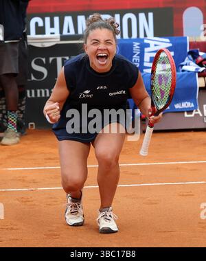 Roma, Italia. 17 maggio 2025. Jasmine Paolini festeggia dopo aver vinto la finale femminile tra Jasmine Paolini dell'Italia e Coco Gauff degli Stati Uniti al WTA Italian Open di Roma, 17 maggio 2025. Crediti: ELISA Lingria/Xinhua/Alamy Live News Foto Stock