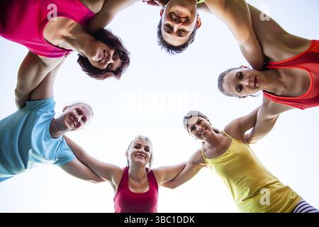 Close-up di montare le ragazze di mettere le mani sulla parte superiore di ogni altro come simbolo di una collaborazione di successo Foto Stock