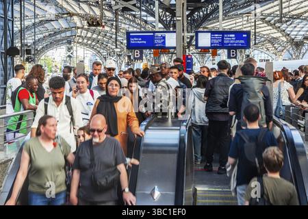 Stazione centrale di Colonia. Scale fino alle piattaforme. Viaggiatori in attesa del treno sul binario. Folla con movimento sfocato. Colonia, Renania settentrionale-Wes Foto Stock