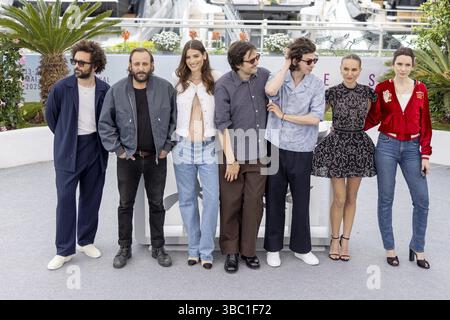 Cannes, Francia - 16.5,2024: William Lebghil, Vincent Macaigne, Alma Jodorowsky, Felix de Givry, Ugo Bienvenu, Natalie Portman e Sophie Mas durante la t Foto Stock