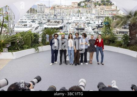 Cannes, Francia - 16.5,2024: William Lebghil, Vincent Macaigne, Alma Jodorowsky, Felix de Givry, Ugo Bienvenu, Natalie Portman e Sophie Mas durante la t Foto Stock