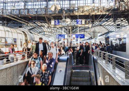 Stazione centrale di Colonia. Scale fino alle piattaforme. Viaggiatori in attesa del treno sul binario. Folla con movimento sfocato. Colonia, Renania settentrionale-Wes Foto Stock