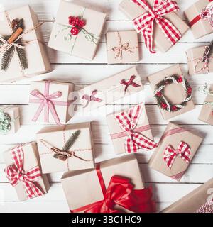 Scatole di artigianato natalizio decorate in stile vintage, vista dall'alto Foto Stock