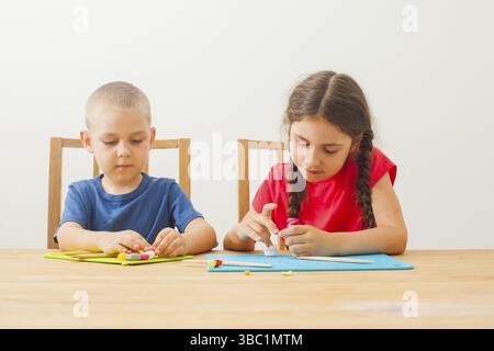 I bambini creativi si modellano a casa. I bambini giocano con plasticina o impasto Foto Stock