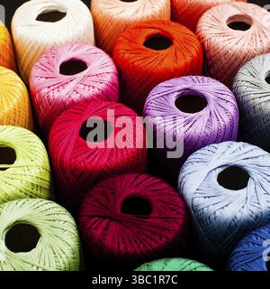 Palline colorate di filato per maglieria. Spille di filati Foto Stock
