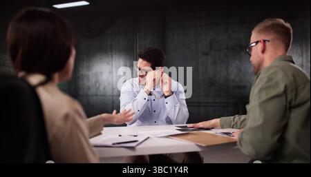 Il procuratore Latino furioso mette in discussione il colpevole latino nella sala degli interrogatori. Foto Stock