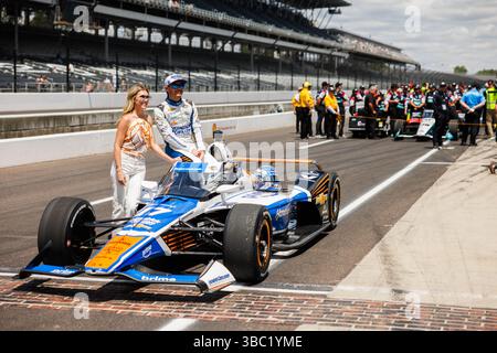 Indianapolis, Stati Uniti. 17 maggio 2025. Kyle Larson durante le qualifiche per la NTT IndyCar Series 109° corsa della 500 miglia di Indianapolis all'Indianapolis Motor Speedway. (Foto di Jeremy Hogan/SOPA Images/Sipa USA) credito: SIPA USA/Alamy Live News Foto Stock
