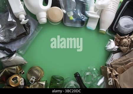Riciclaggio di rifiuti come metallo, plastica e vetro, carta vecchia come un bordo con spazio per il testo Foto Stock
