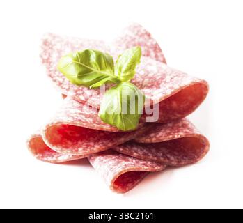 Tagliare le fette di salame freddo primo piano isolato su bianco Foto Stock