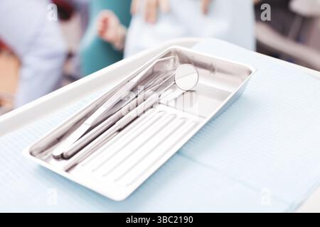 Primo piano strumenti medici alla reception presso il dentista Foto Stock