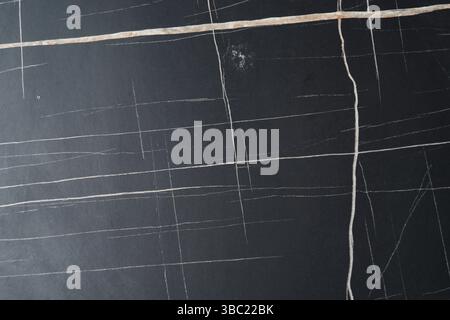 Grafica con linee astratte su una superficie scura Foto Stock