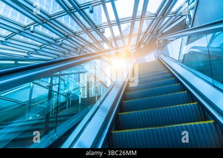 Scala mobile vuota nel moderno edificio per uffici Foto Stock