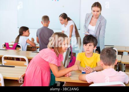 Figli che eseguono attività di gruppo Foto Stock